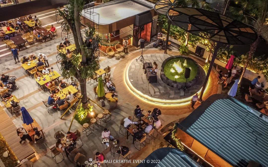 Sidewalk Jimbaran mall at night, five minutes from Jimbaran Hill